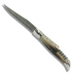Couteau Laguiole avec manche en pointe de corne blonde et lame en acier damas, avec tire-bouchon